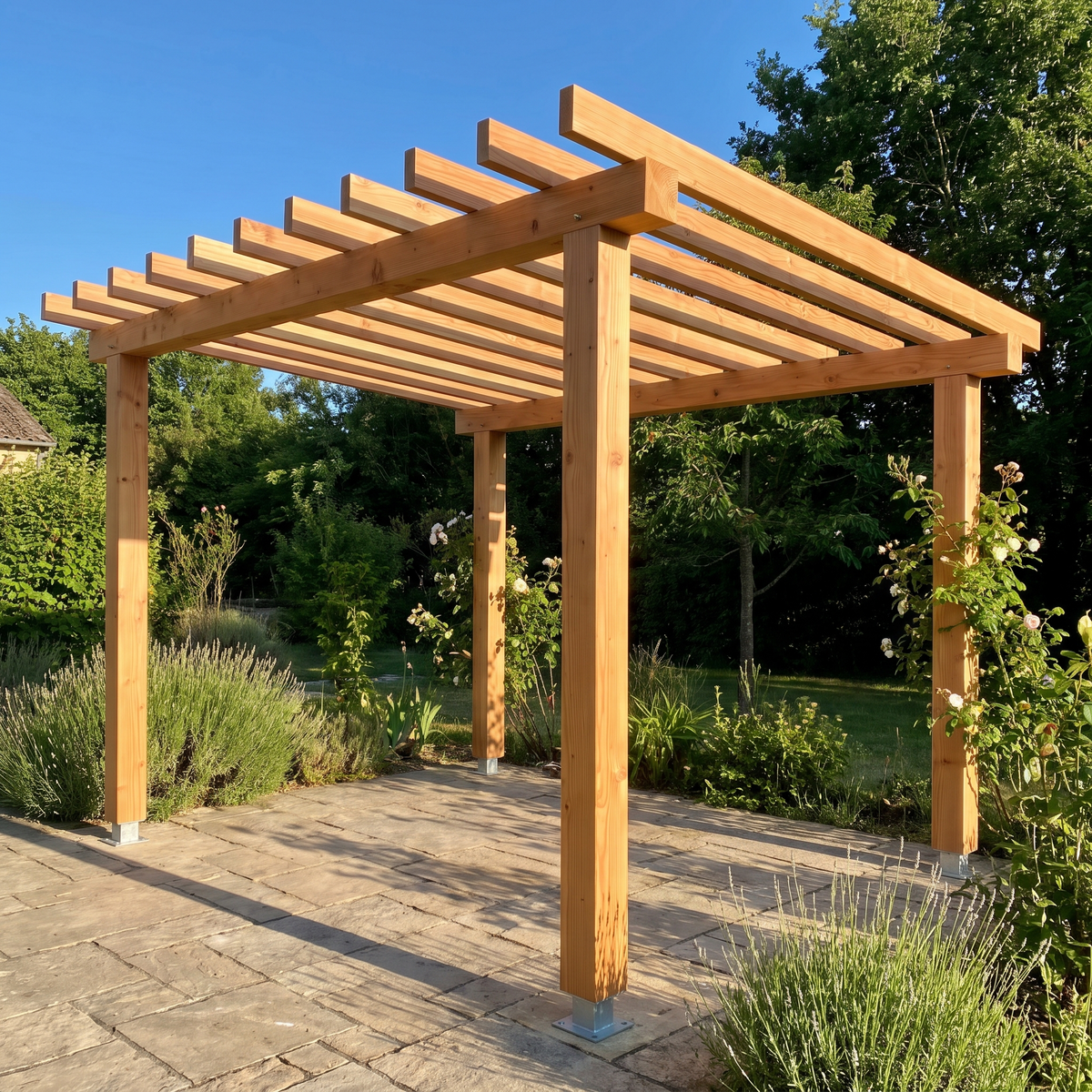 Pergola en bois à claire-voie en douglas neuf, ombres rayées sur une terrasse en pierre